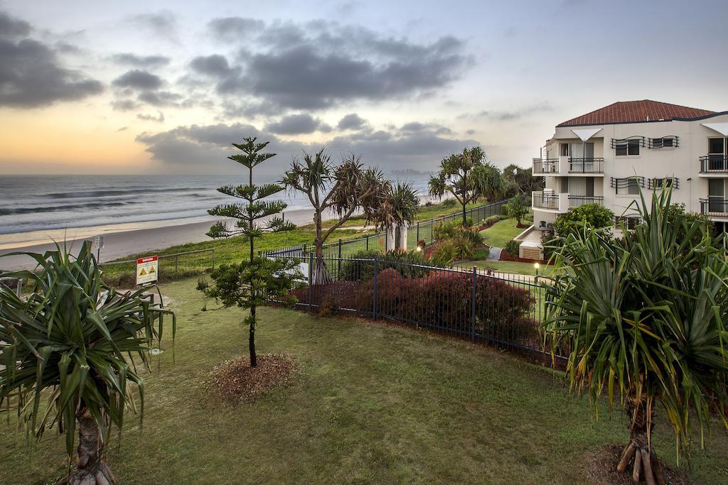 Golden Riviera Absolute Beachfront Resort Gold Coast Dış mekan fotoğraf