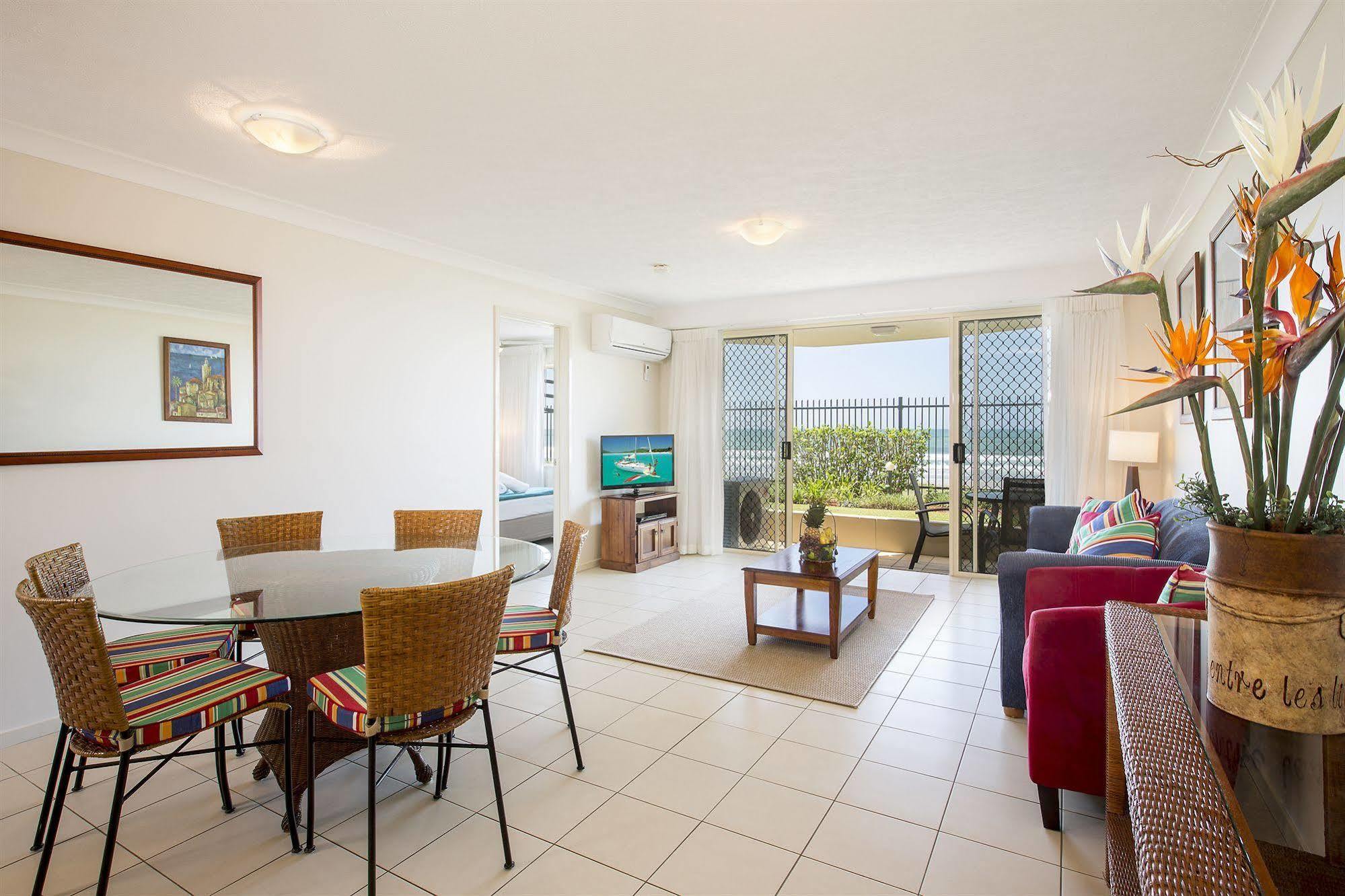 Golden Riviera Absolute Beachfront Resort Gold Coast Dış mekan fotoğraf